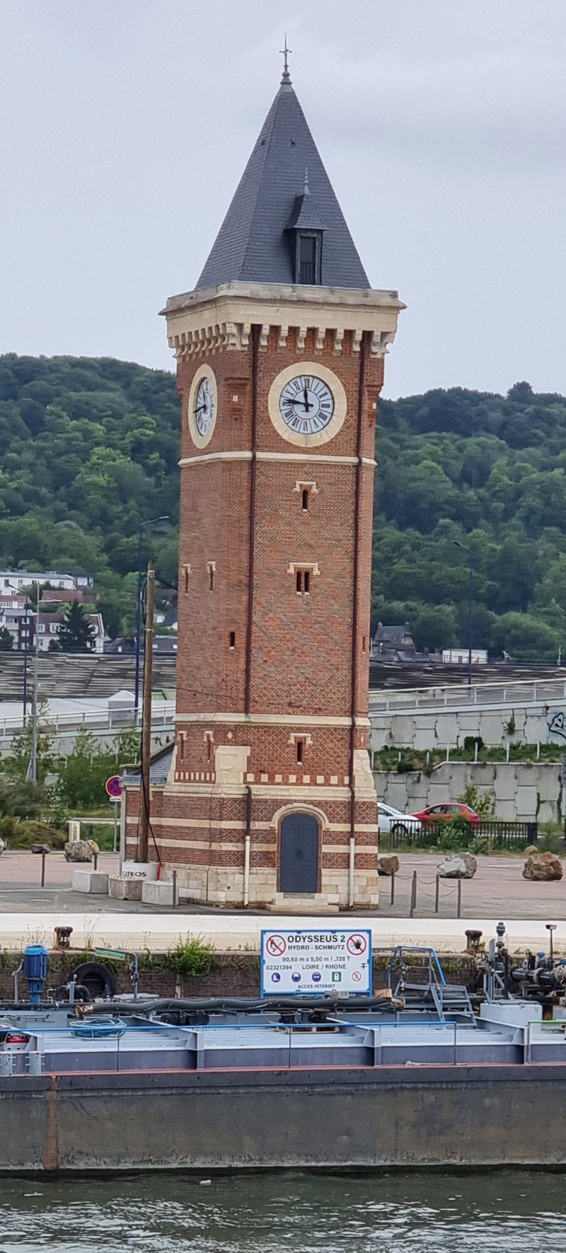 Dette er et karakteristisk, nyklassisistisk klokketårn bygget i rød murstein på kaien ved elven Seine. Tårnet ble oppført på slutten av 1800-tallet og fungerte opprinnelig som en tidevannsmåler (marégraphe) for å overvåke vannstanden i elven for skipstrafikken i havnen, i tillegg til å fungere som et akkumulatortårn for hydraulisk energi til havnekranene