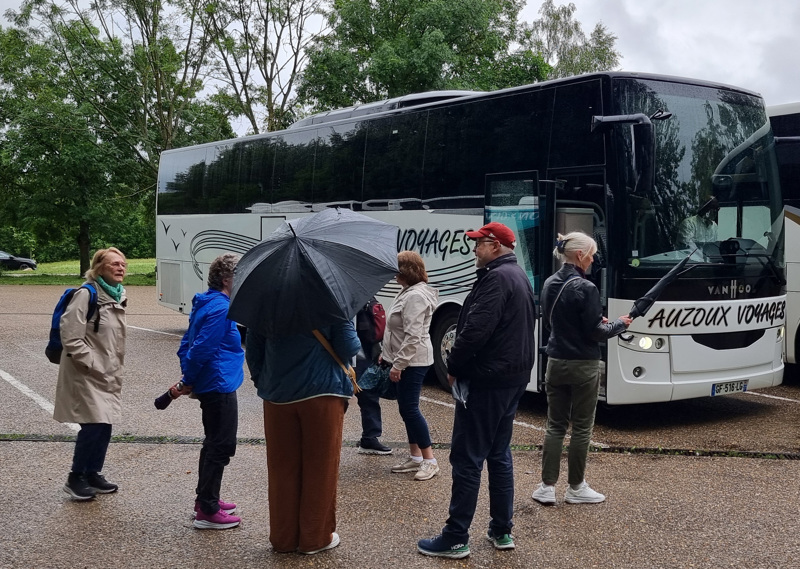 Venter forgjeves på at reiselederen skal komme tilbake med billetter til Claude Monets hage