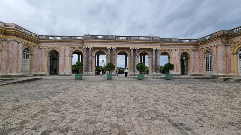Grand Trianon ble ofte benyttet av Ludvig XIV og hans morganatiske hustru madame de Maintenon for private middager og omgang på avstand fra hoffetiketten