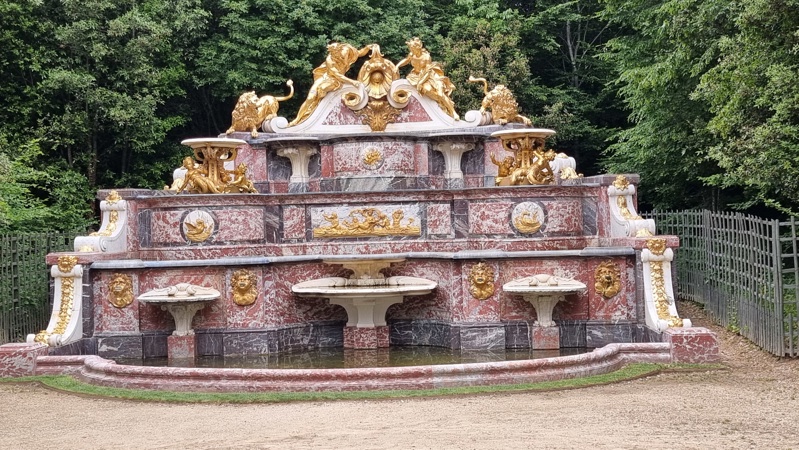 Le Buffet d'Eau - Vannbuffeen, som ligger i hagen til Grand Trianon, er et arkitektonisk mesterverk bygget i 1702 av Jules Hardouin-Mansart. Laget av stein, marmor, bly og gull