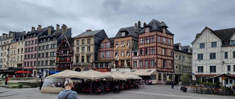 Place du Vieux-Marché (det gamle markedstorget) i Rouen, hvor Jeanne d'Arc ble brent på bålet i 1431.