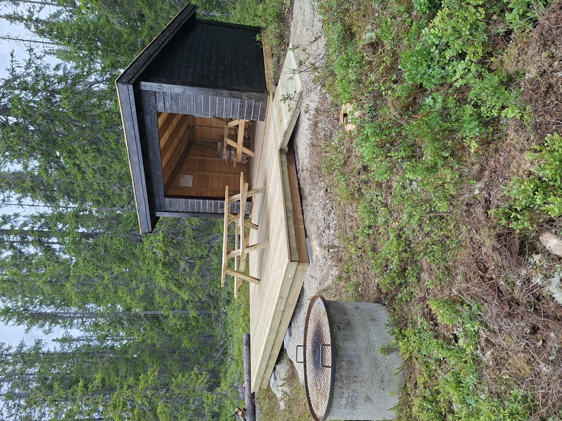 Flott dugnadsinnsats ved gapahuken i Grasbekkåsen