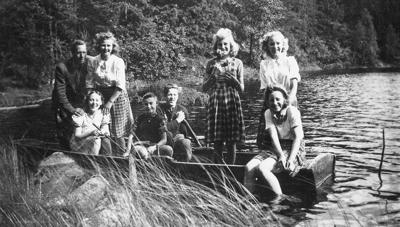 SEPTEMBER-bildet er fra Lundertjernet i 1942. SEPTEMBER-bildet er fra Lundertjernet i 1942.