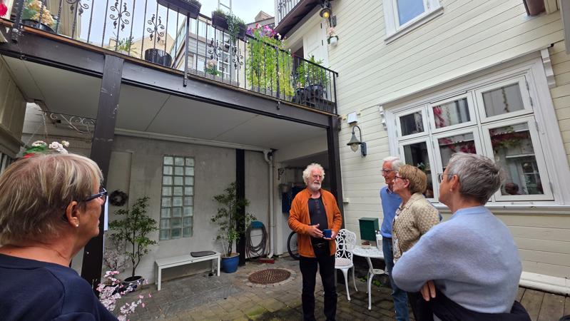Edgar åpnet bakgården sin og hadde interessant gjennomgang av historie og ombygging
