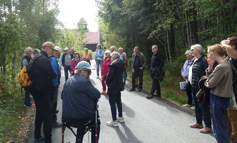 2026.09.05 Byvandring på Siggerud. Det var ca 30 deltakere på vandringen. Foto Grunde Vale.