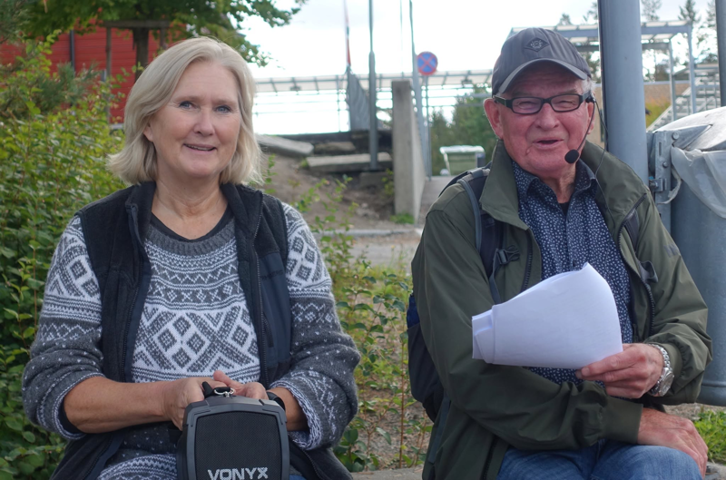 2026.09.05 Byvandring på Siggerud. Marianne med høyttaler og Einar med mikrofon. Foto Grunde Vale.