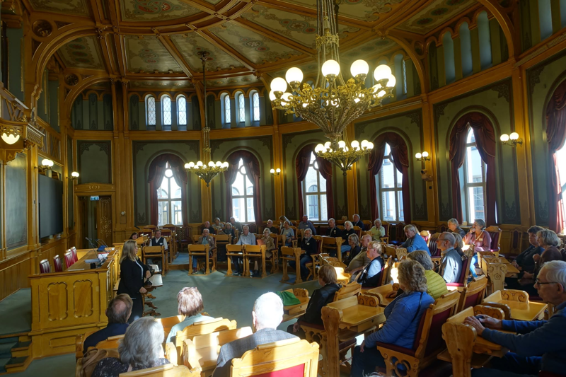 2026.09.29 Tur til Stortinget. Historiegjengen i Lagtingsalen. Foto Grunde Vale.