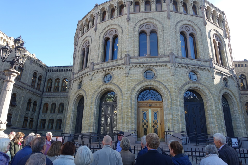 2026.09.29 Tur til Stortinget. Einar med 40 historieinteresserte foran Stortinget. Foto Grunde Vale.