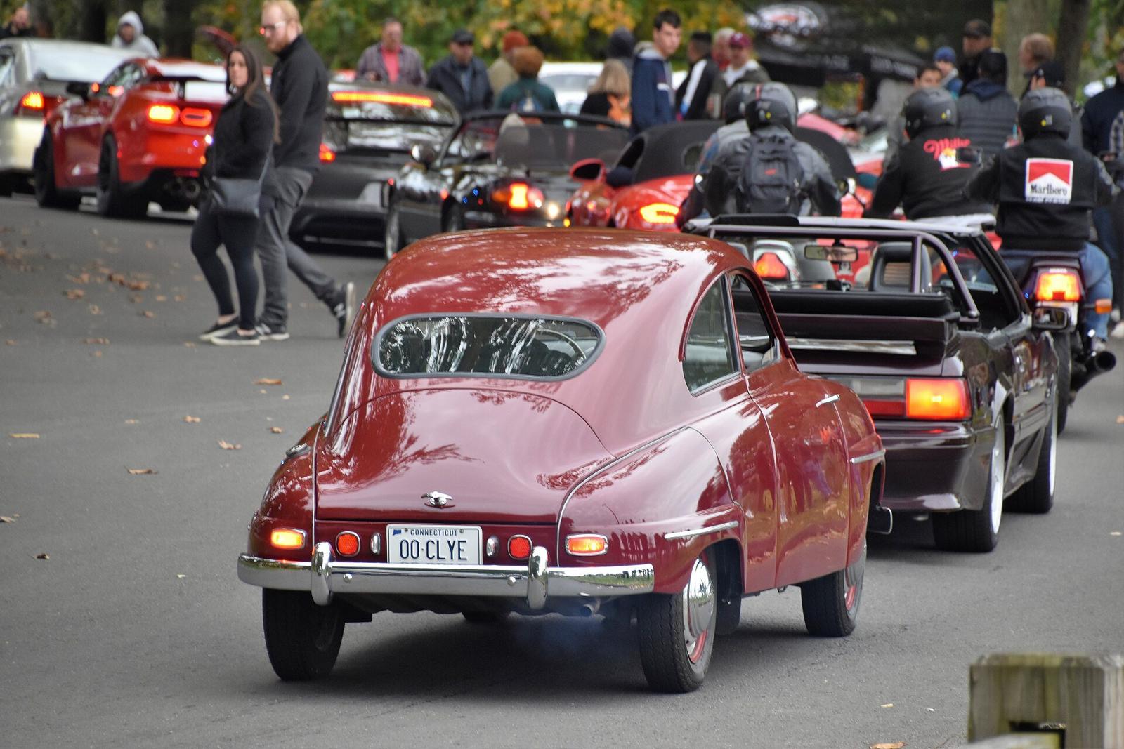 Rødbrun Saab 93A sett bakfra på en bilsamling