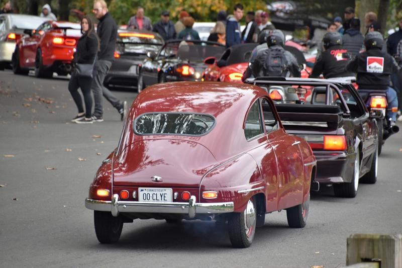 Rødbrun Saab 93 fra 1957 sett bakfra