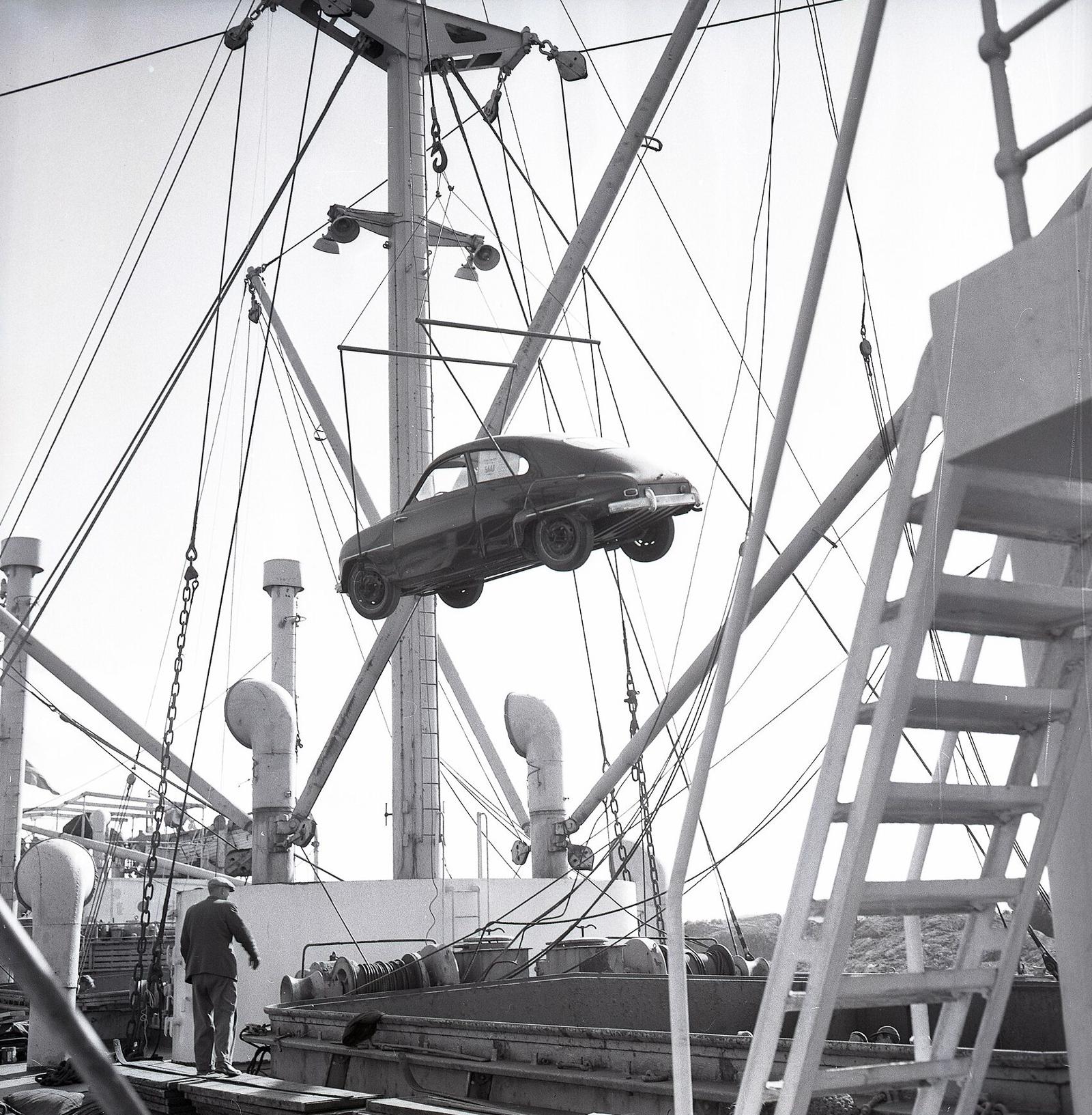 En Saab 93 heises om bord på et skip med kran