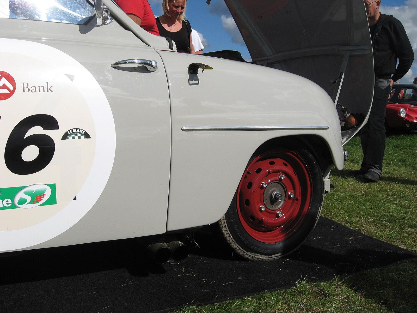 Hvit Saab 93 i Le Mans-dekor med røde felger og sidemonterte eksosrør