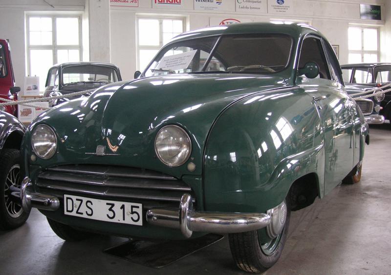 Grønn Saab 92 fra 1951 i en museumshall