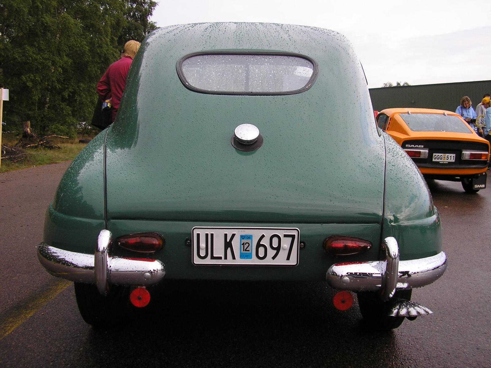 Grønn Saab 92 sett rett bakfra, uten bagasjelokk