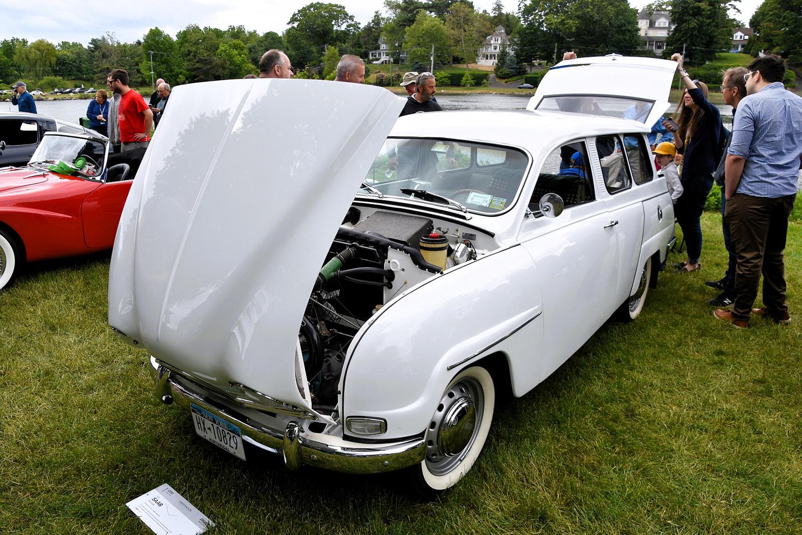 Hvit Saab 95 med panseret åpent på en bilutstilling