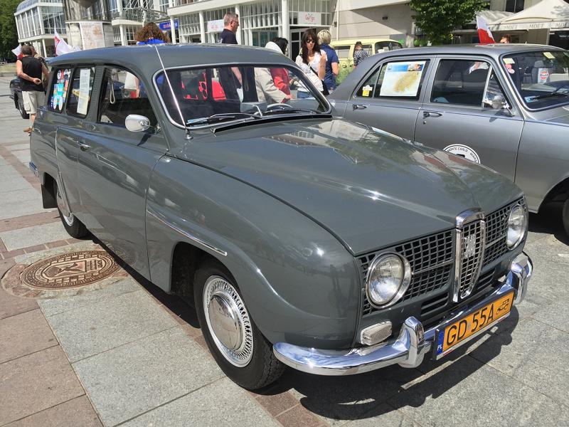 Grå Saab 95 fra 1966 på et bytorg