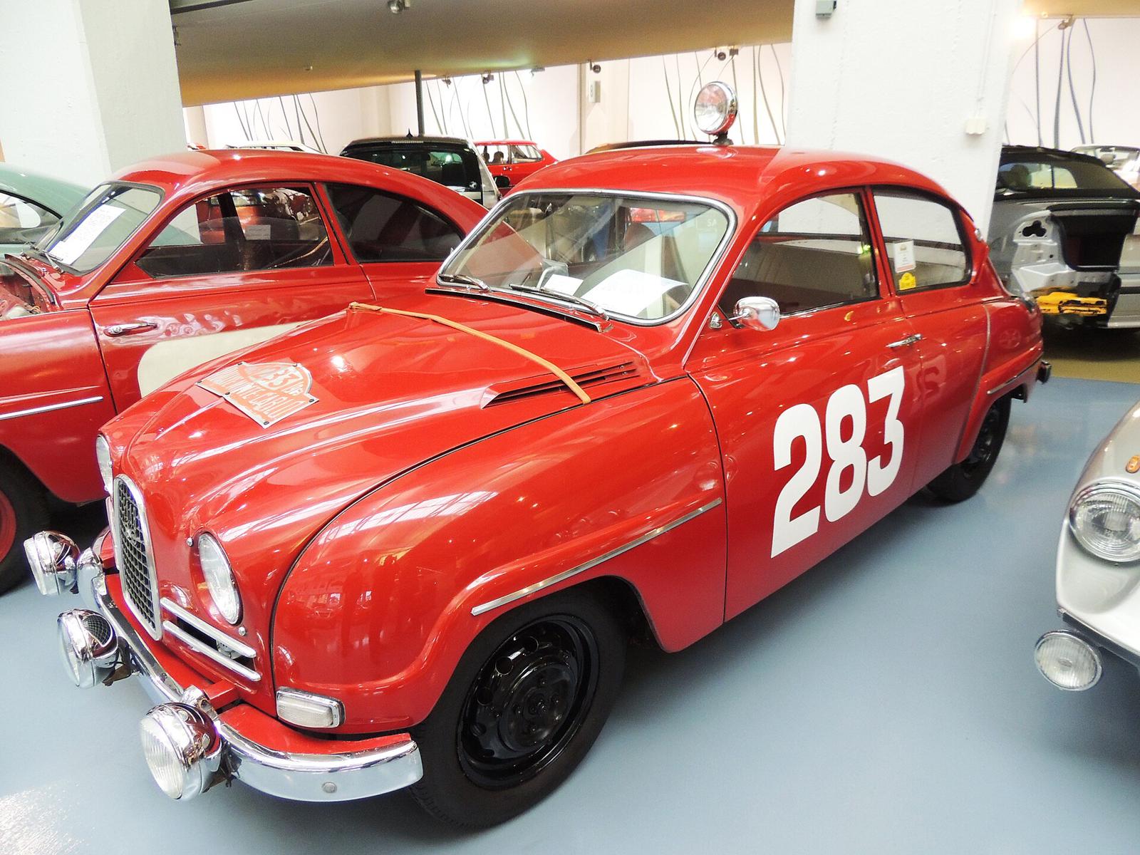 Rød Saab 96 Sport med startnummer 283, rallyskilt på panseret og takmontert lykt