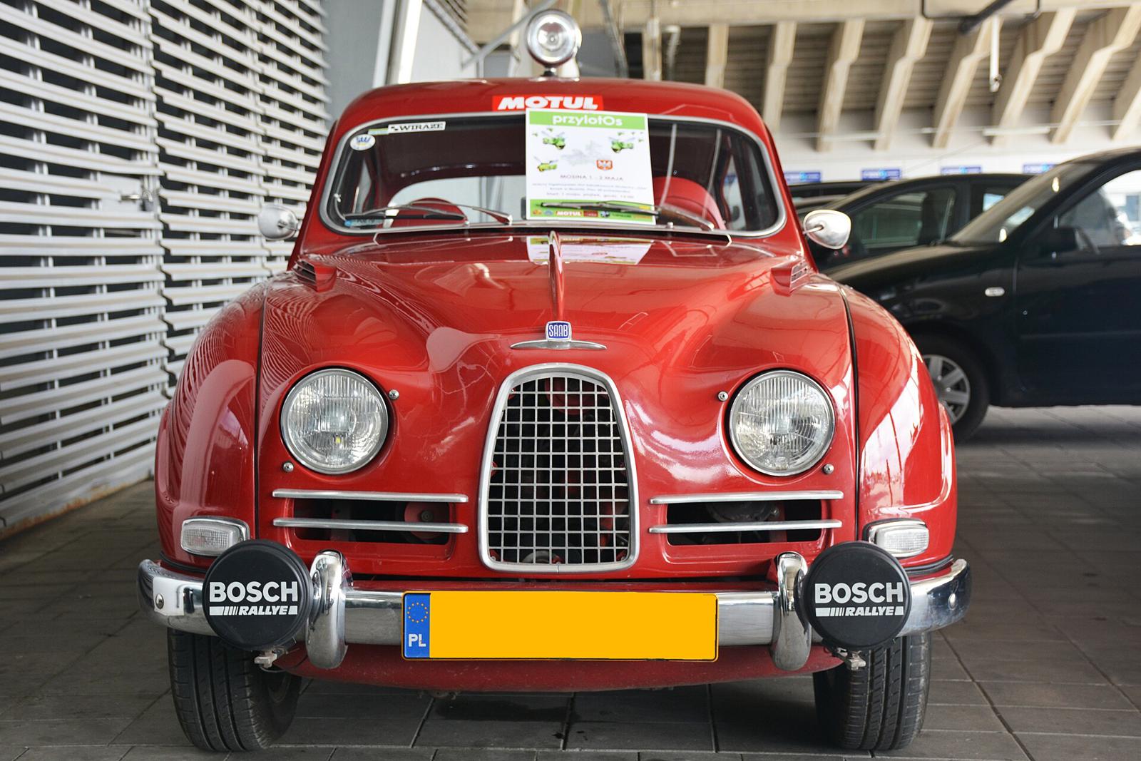 Rød Saab 96 med kort front sett rett forfra, med grill og to ekstralys