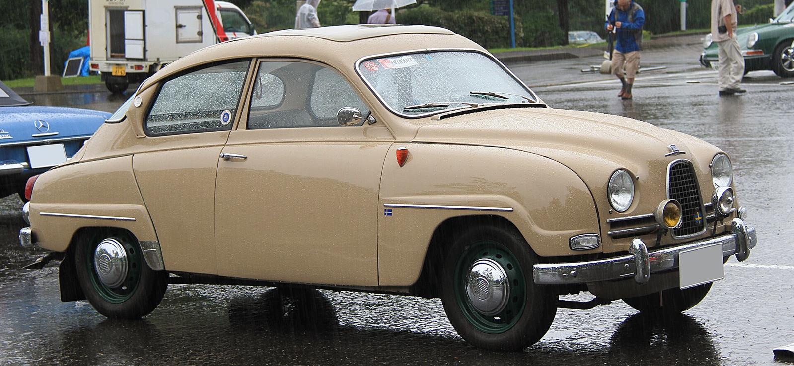 Beige Saab 96 med kort front og rund grill, sett skrått forfra