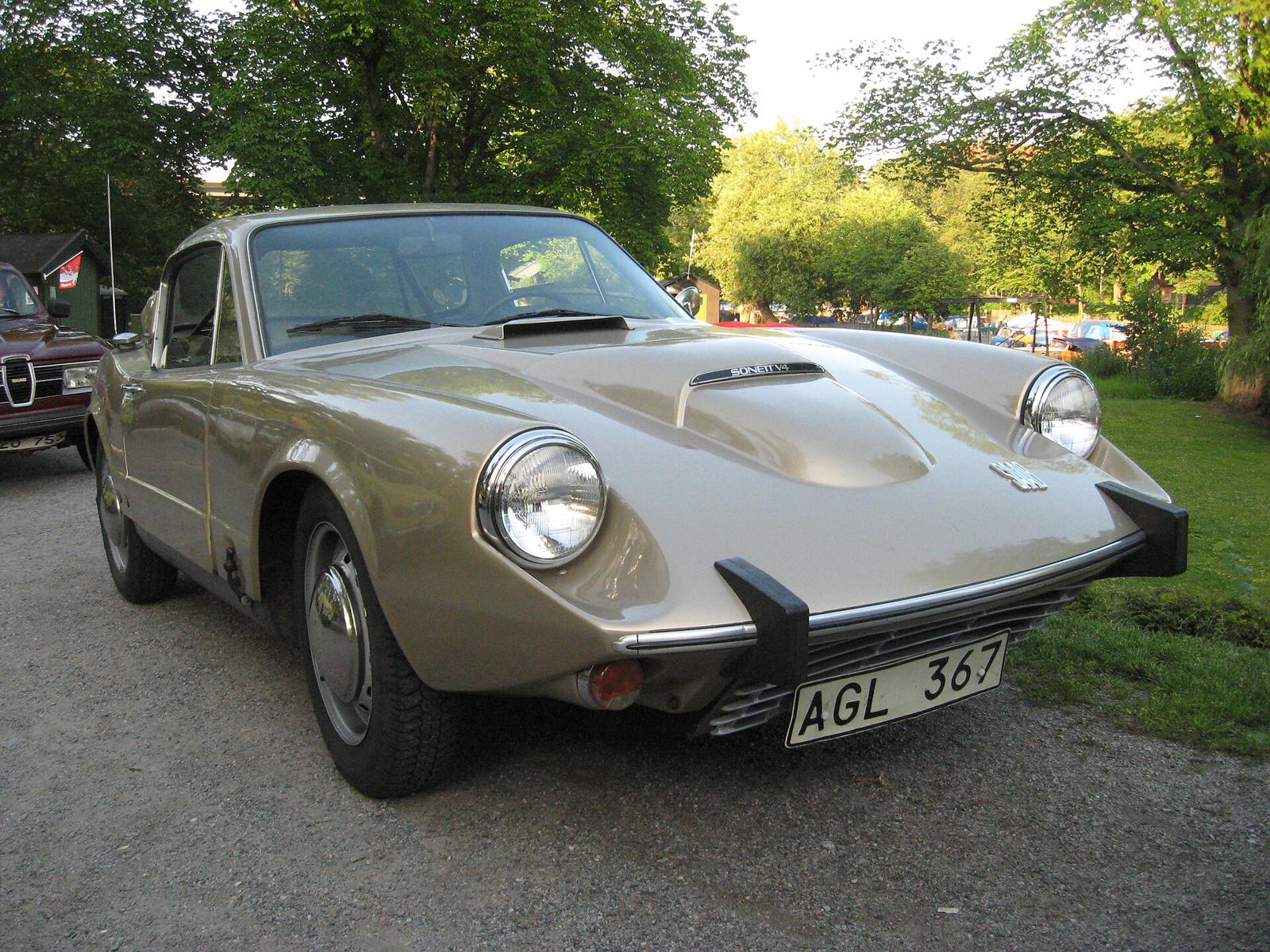 Beige Saab Sonett V4 sett forfra med bul på panseret og Sonett V4-merke