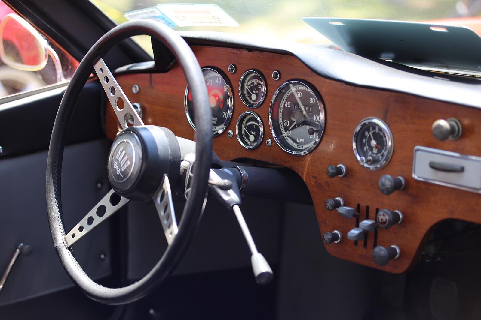 Førerplassen i en Saab Sonett II med instrumentpanel i tre, sportsratt og girspak på rattstammen