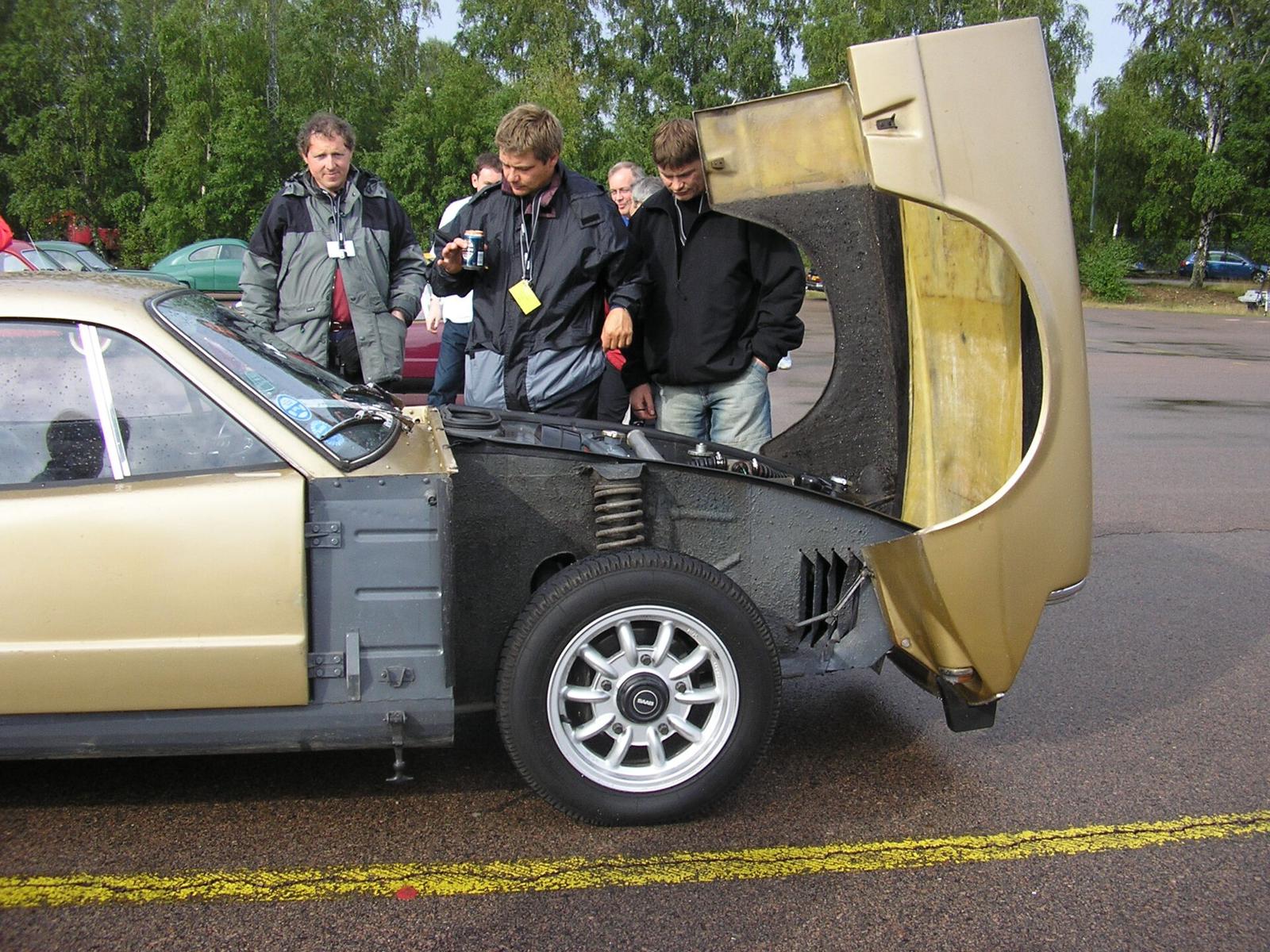 Saab Sonett med hele fronten vippet opp, slik at hjul og forstilling er synlige