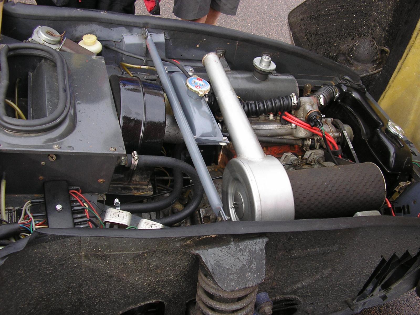 Motorrommet i en Saab Sonett II med fronten vippet opp
