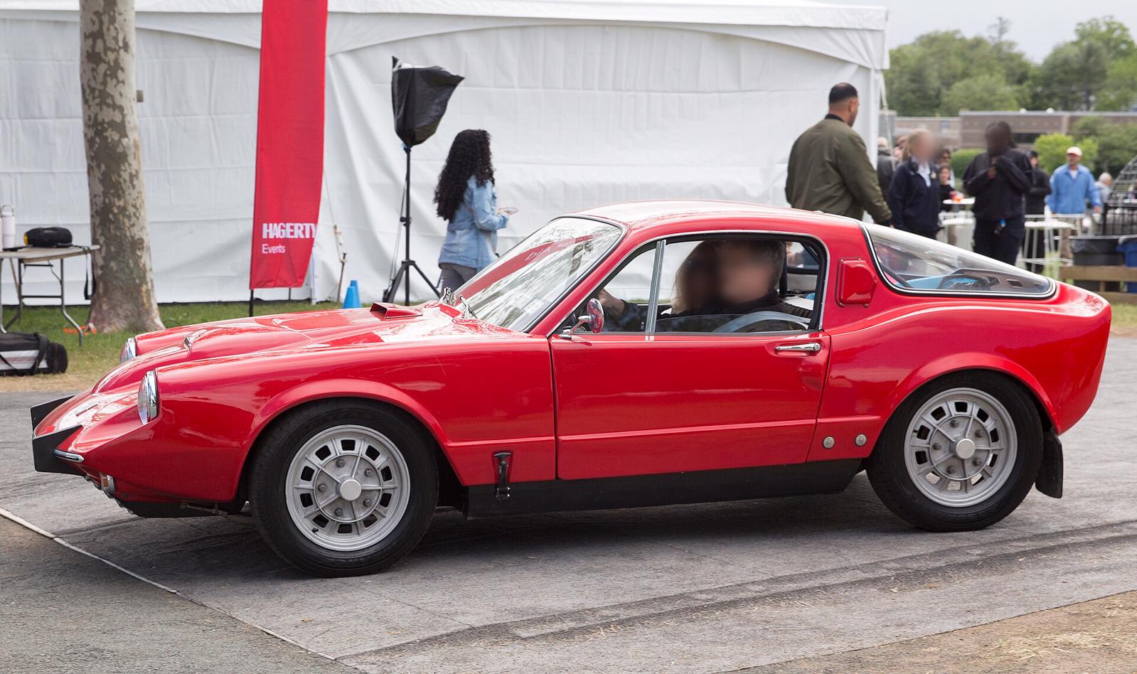 Rød Saab Sonett V4 fra 1968 sett fra siden, på en bilutstilling