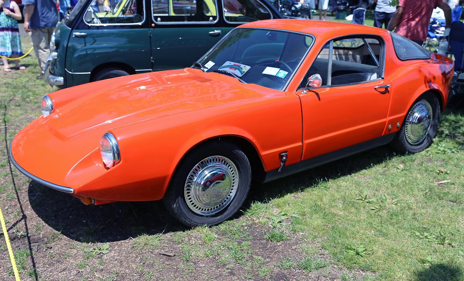 Oransje Saab Sonett II fra 1966 med glatt panser, parkert på gress