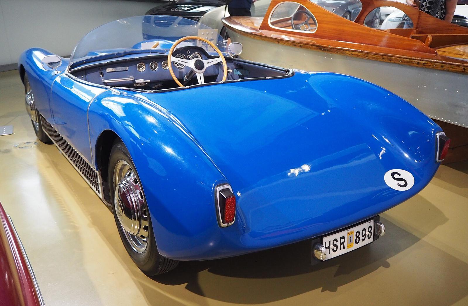 Blå Saab 94 sett skrått bakfra i en museumshall