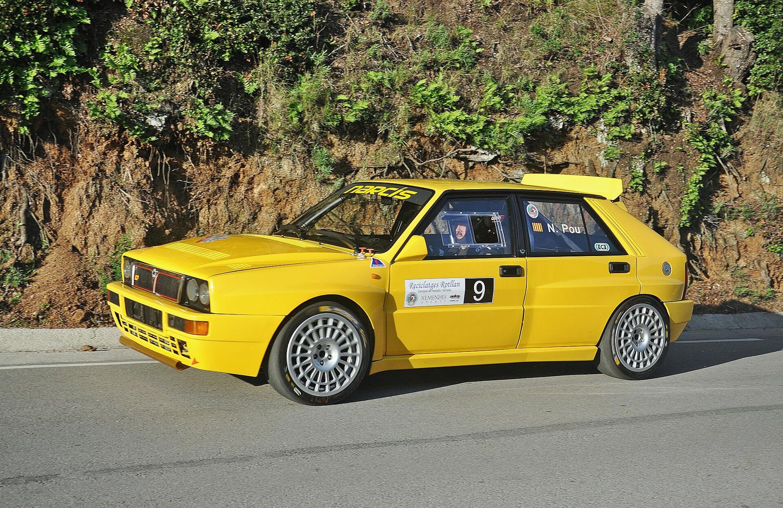Gul Lancia Delta HF Integrale med startnummer 9 i et bakkeløp, sett fra siden