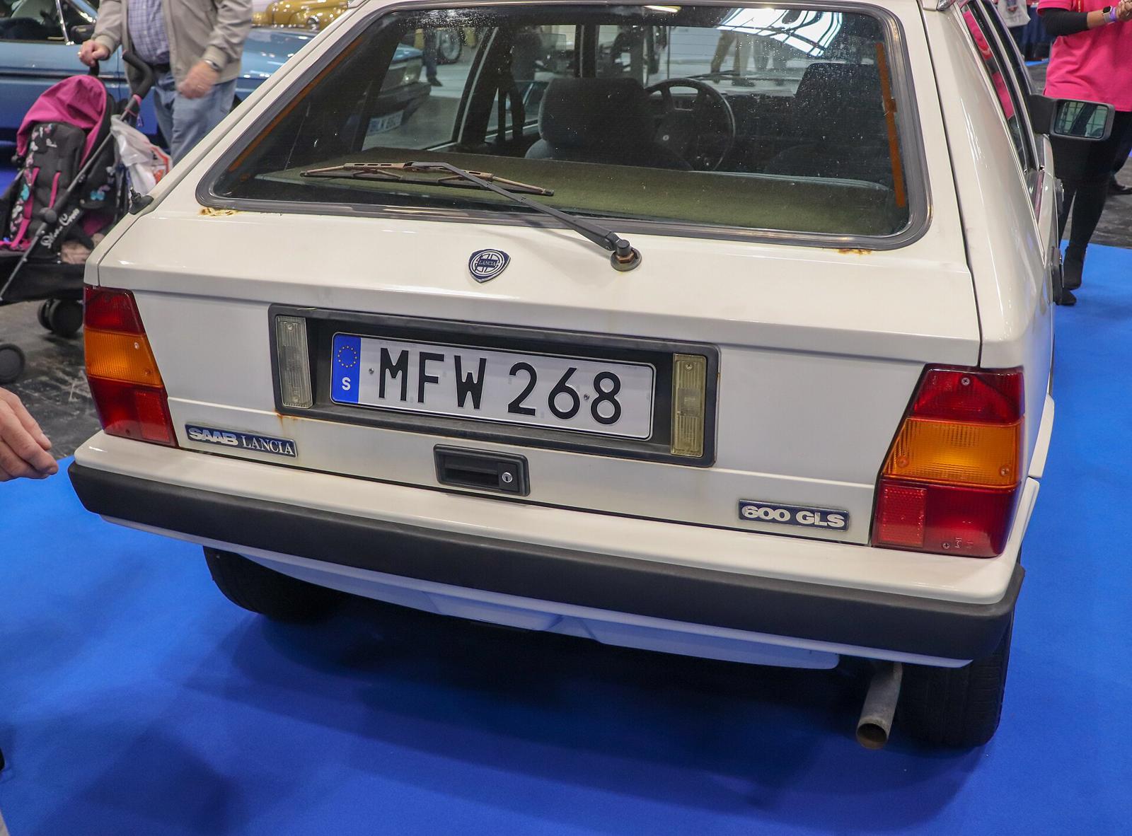 Bakluken på en hvit Saab-Lancia 600 GLS med merkene Saab Lancia og 600 GLS på hver side av skiltet