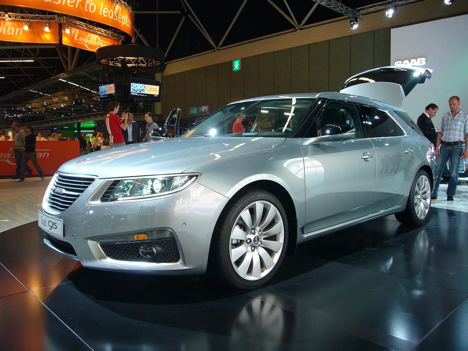 Sølvgrå Saab 9-5 SportCombi med åpen bakluke på en innendørs bilutstilling