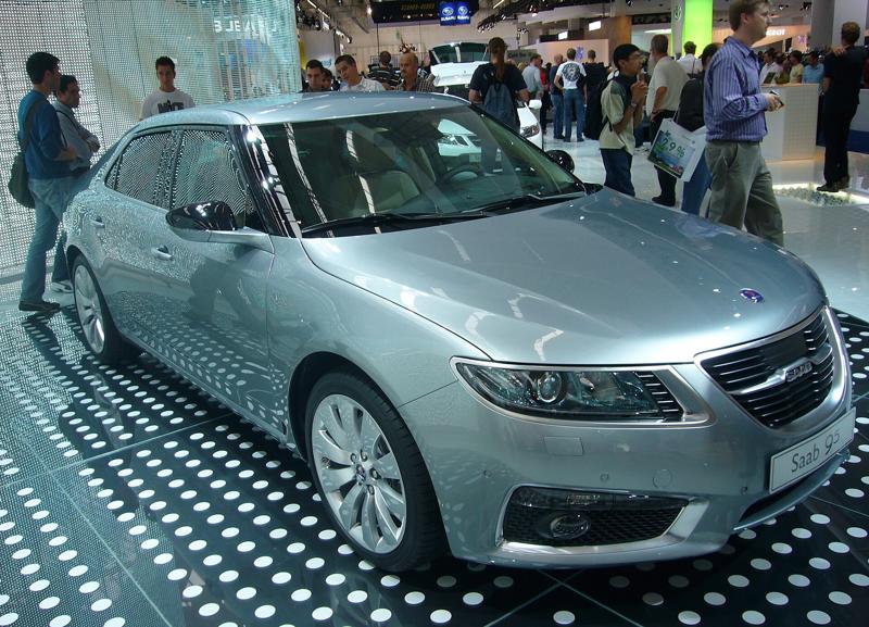 Sølvgrå Saab 9-5 Aero på bilutstillingen i Frankfurt 2009