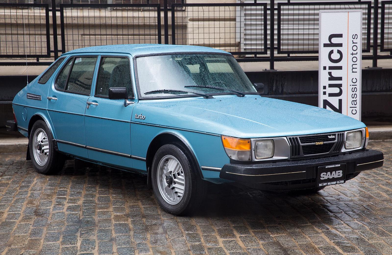 Lyseblå Saab 900 Turbo femdørs fra 1979 sett skrått forfra