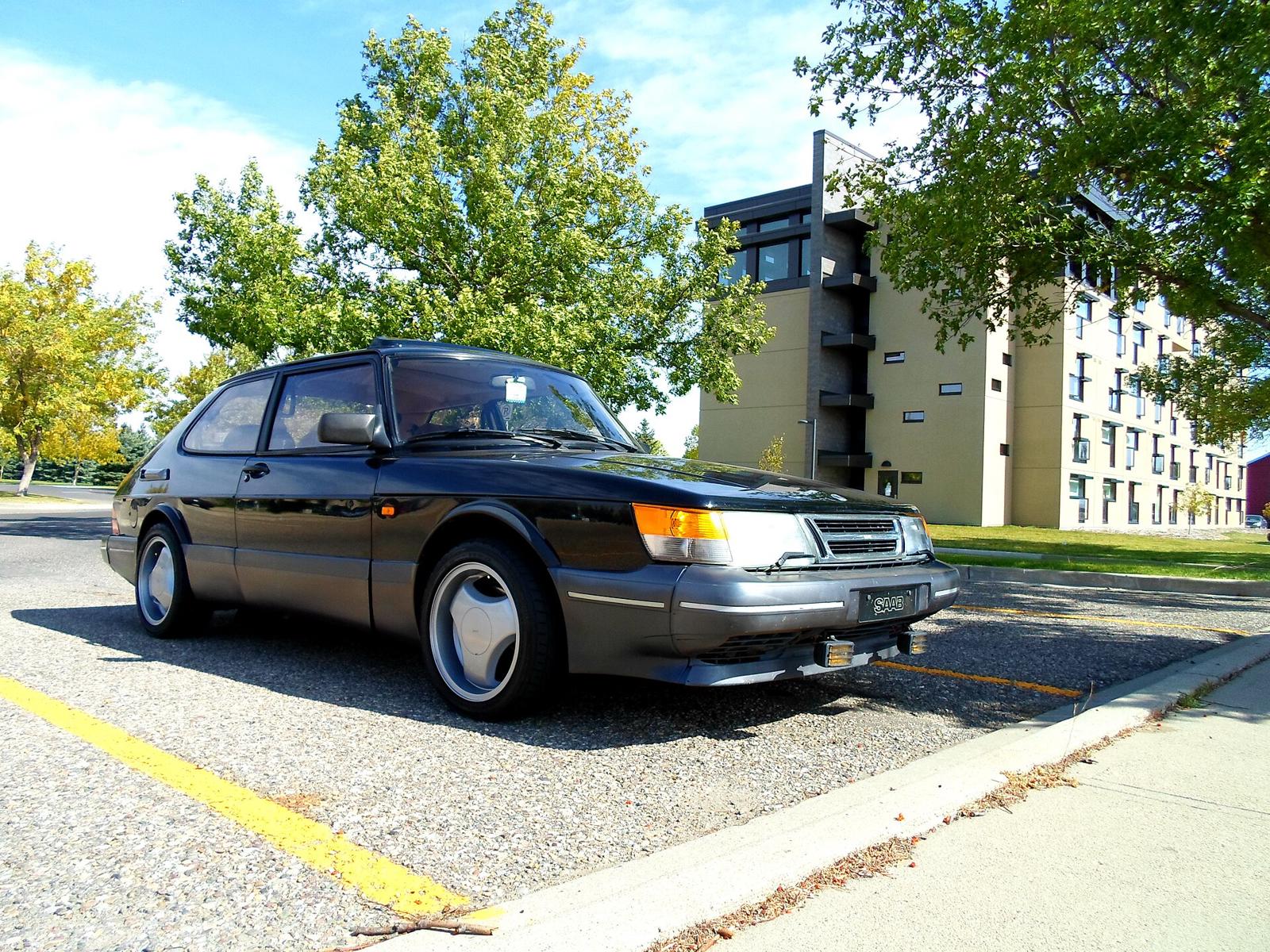 Svart Saab 900 SPG tredørs med grått karosserisett og trespokede felger