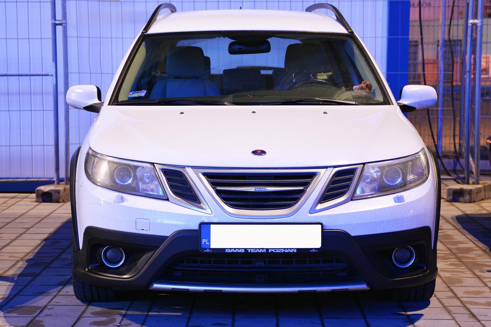 Hvit Saab 9-3X sett forfra, med hevet understell og mørke beskyttelseslister