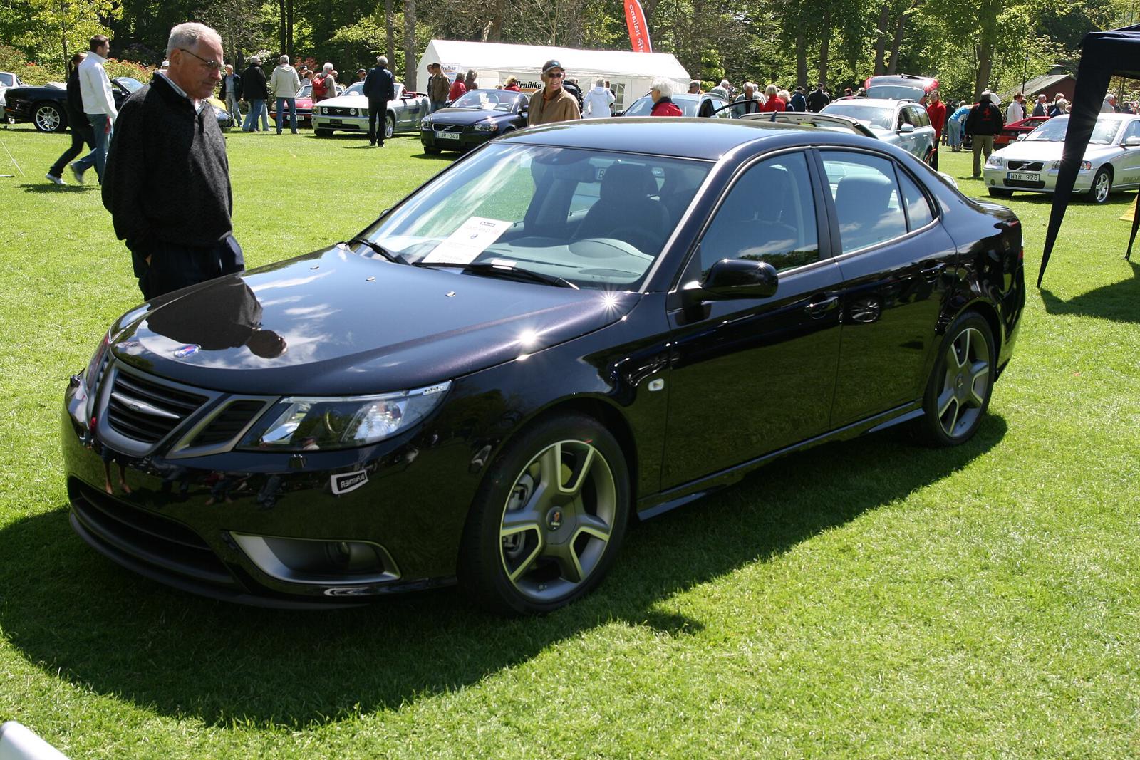 Svart Saab 9-3 Turbo X sedan sett skrått forfra på en bilutstilling