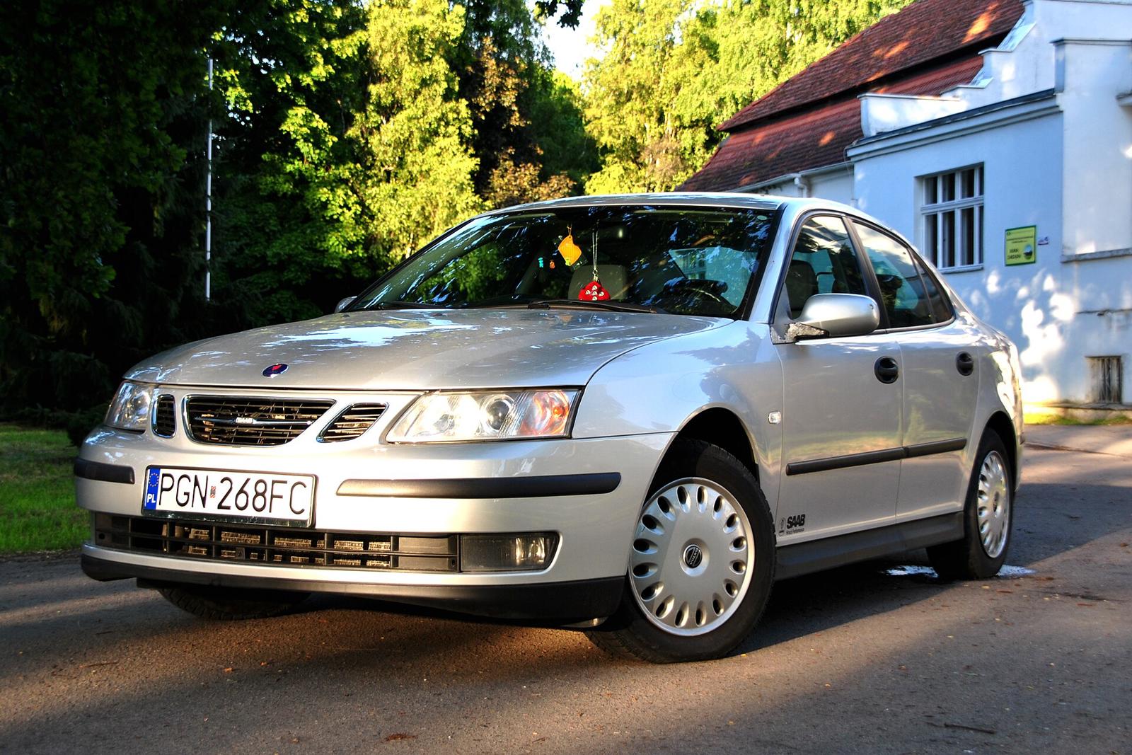 Sølvfarget Saab 9-3 Sport Sedan før ansiktsløftningen, sett skrått forfra