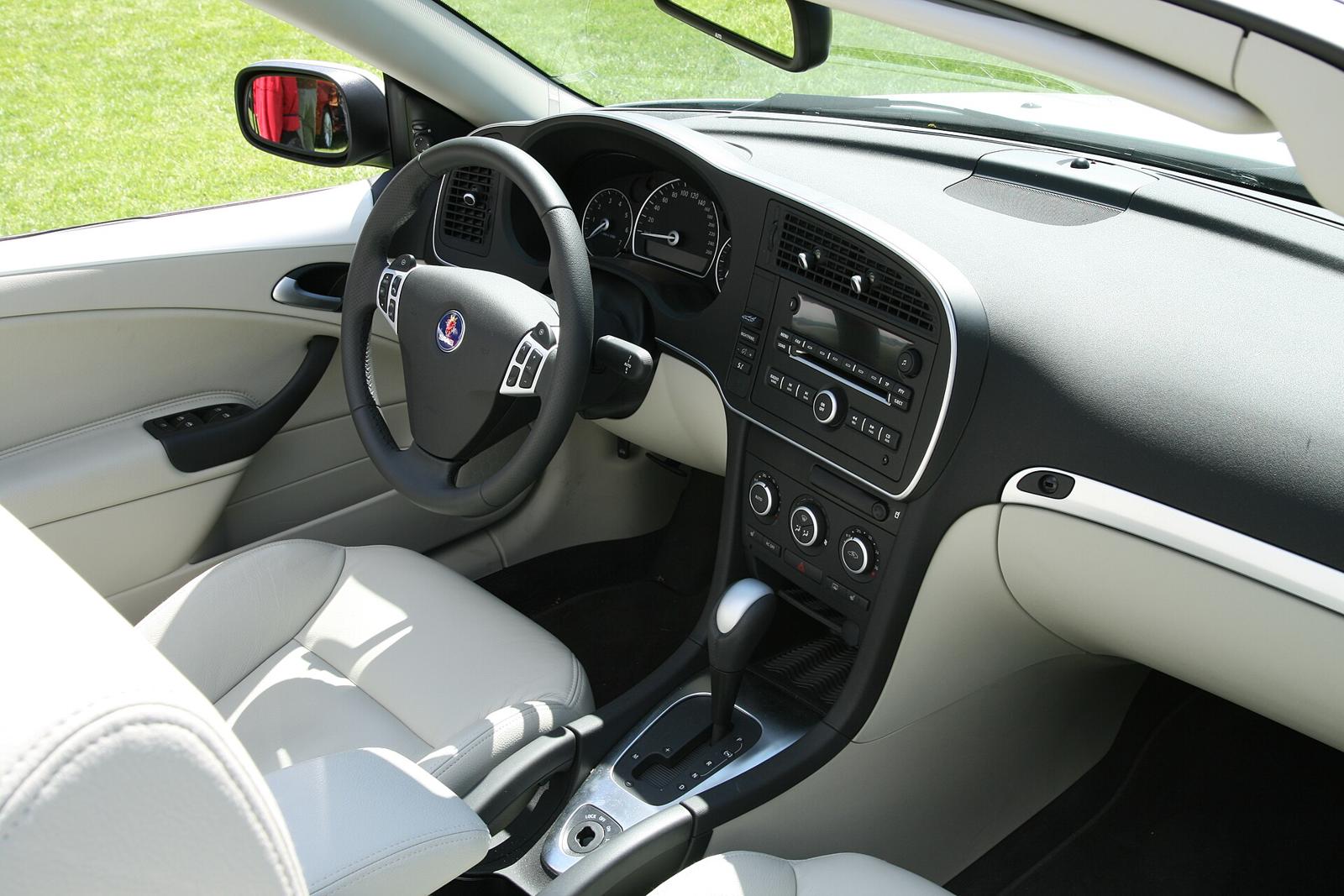 Førerplassen i en Saab 9-3 Cabriolet med lyse skinnseter, svart dashbord og automatgir