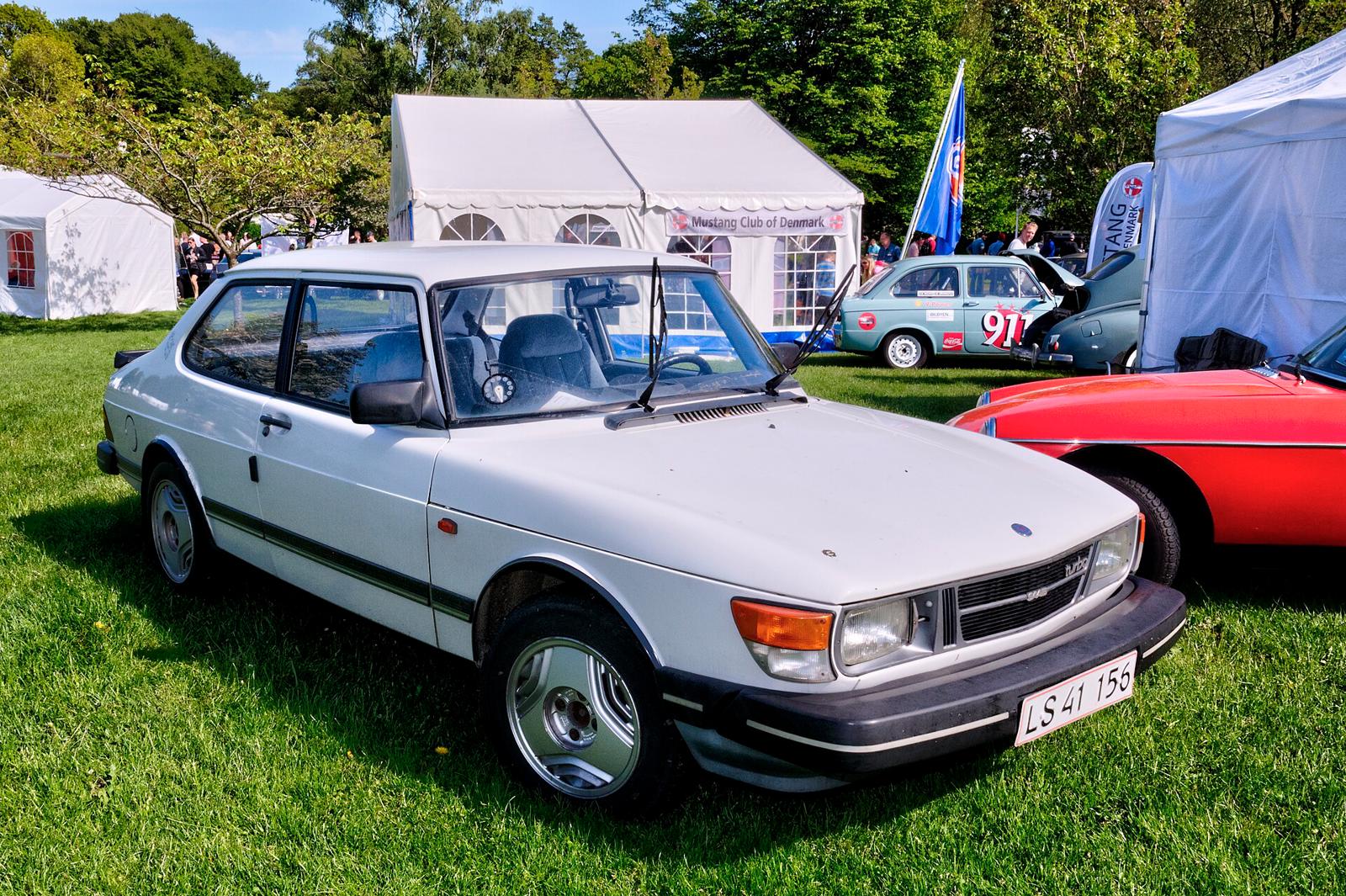 Hvit Saab 90 med danske skilter på en gressplen ved et bilmøte