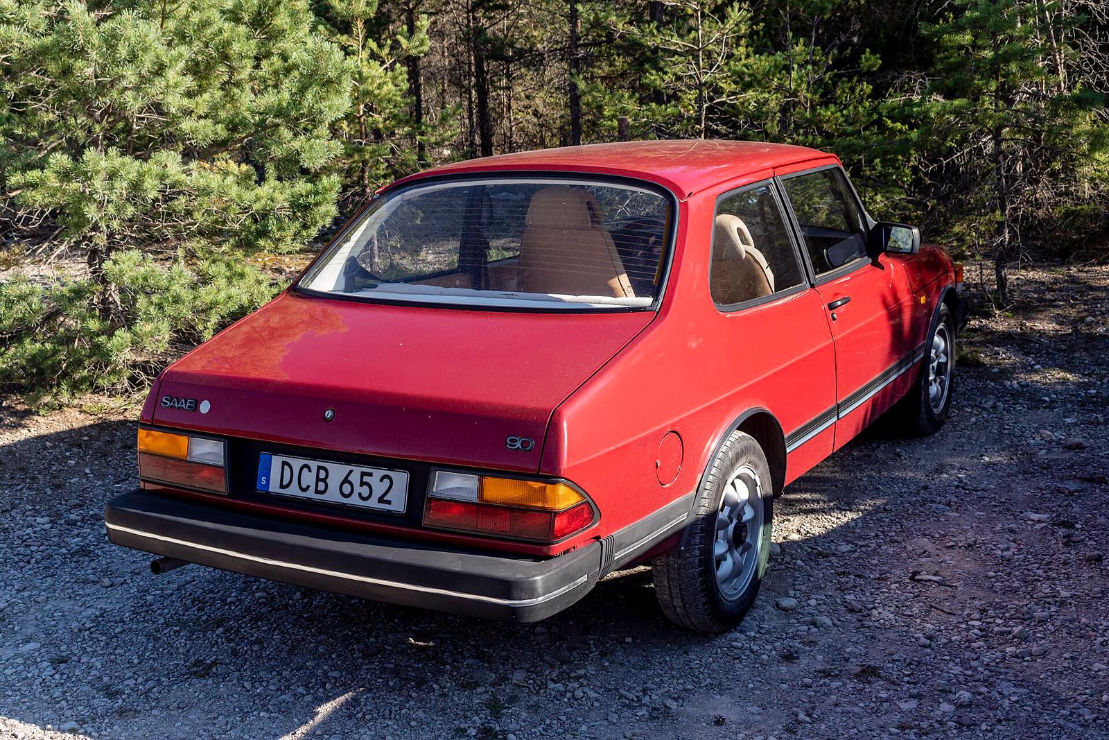 Rødbrun Saab 90 sett skrått bakfra med svenske skilter