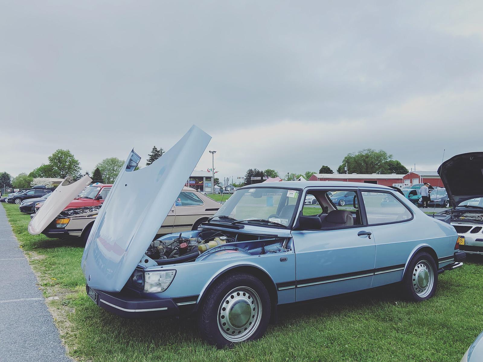 Lyseblå Saab 90 med panseret åpent og vippet fremover