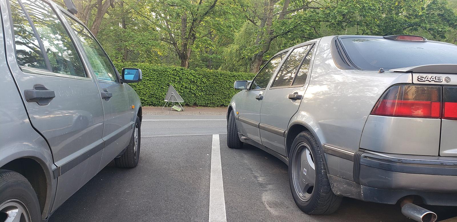 Saab 9000 og Fiat Croma parkert side om side