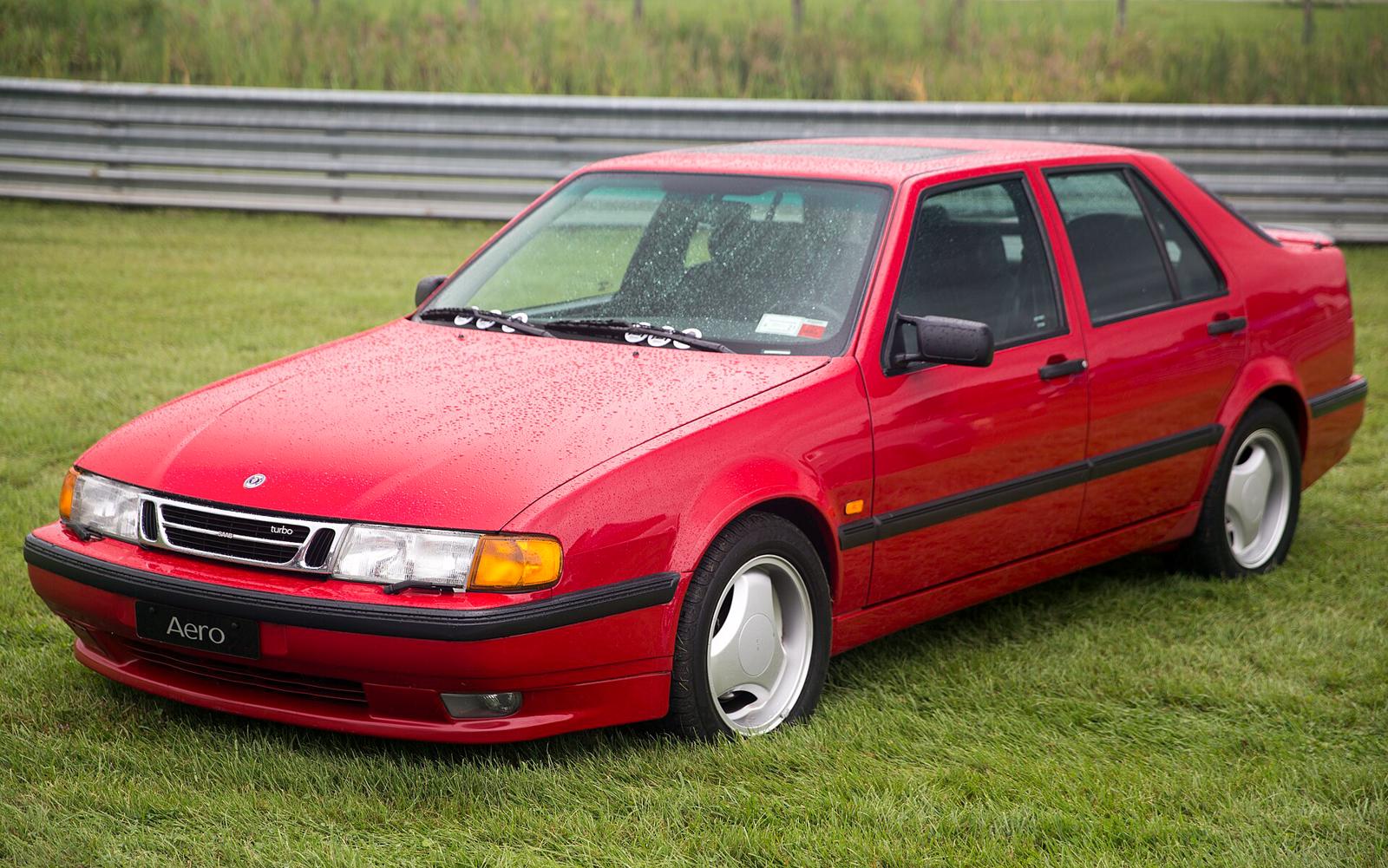 Rød Saab 9000 Aero sett skrått forfra