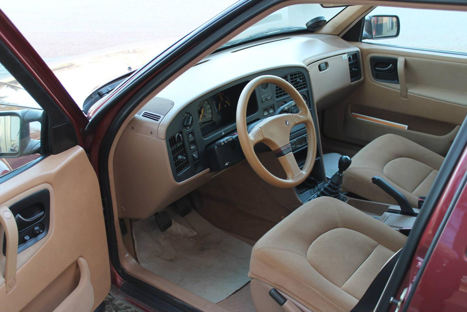 Førerplassen i en Saab 9000 CC