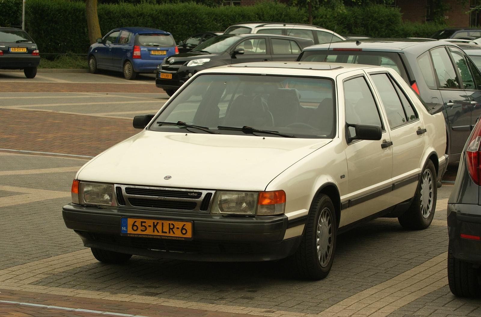 Saab 9000 fra 1985, den første utgaven med rett front