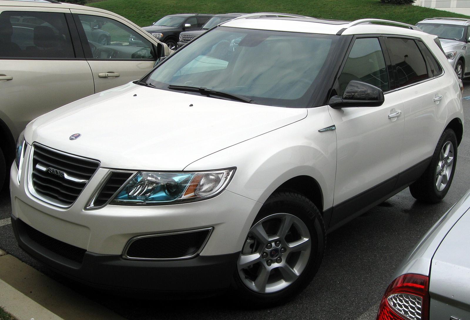 Hvit Saab 9-4X parkert på en parkeringsplass, sett skrått forfra