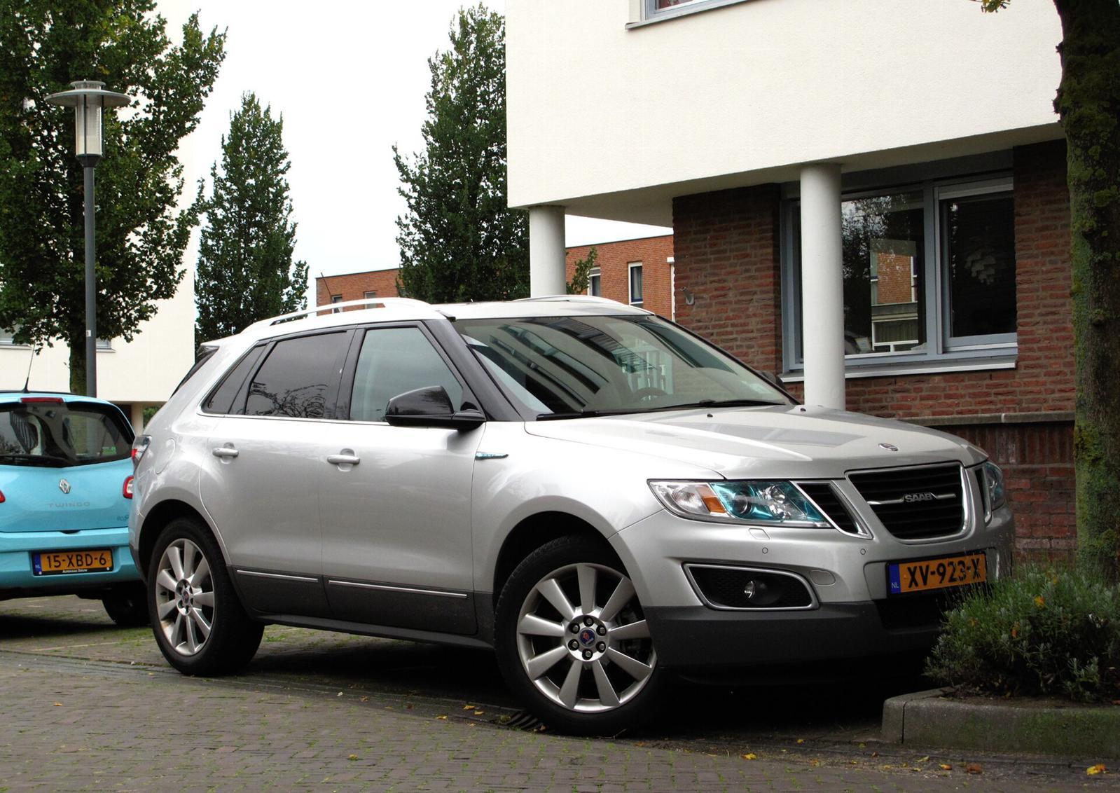 Sølvfarget Saab 9-4X parkert på en gate foran et hus, sett skrått forfra