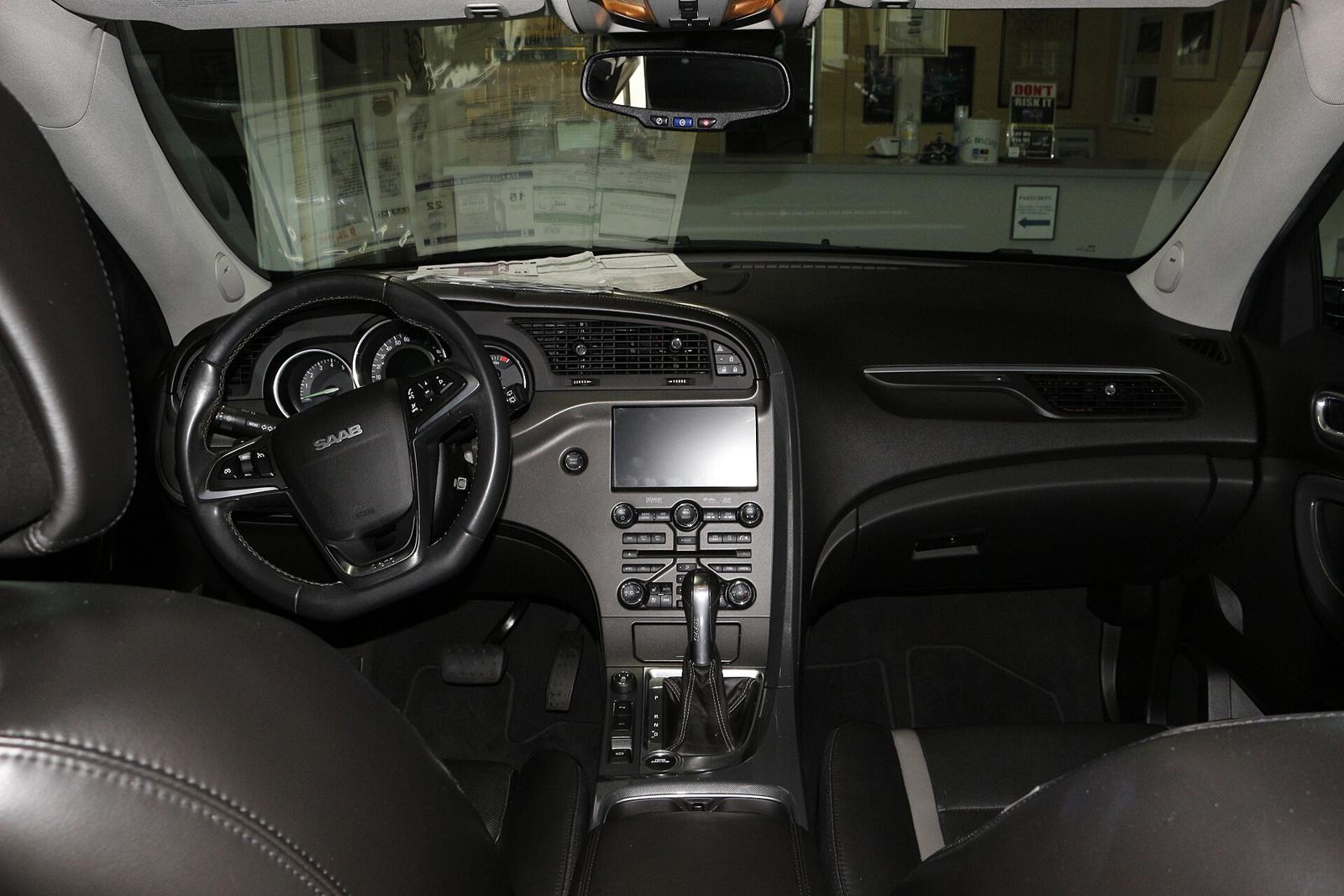 Førerplassen i en Saab 9-4X med svart dashbord, ratt og midtkonsoll
